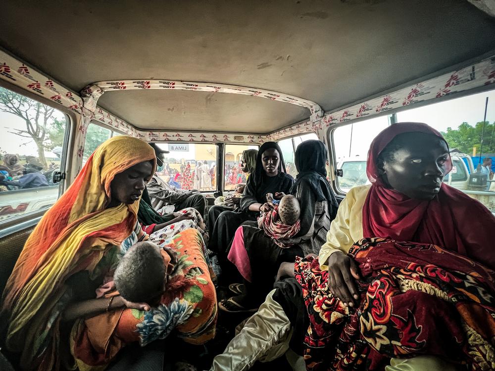  Réfugiés soudanais arrivant à l'hôpital Adré 
