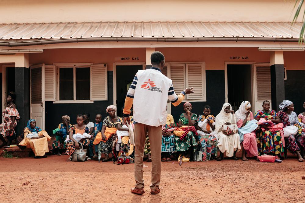 Un promoteur de santé de MSF fournit des informations sur les services de planification familiale aux femmes qui attendent pour une consultation à l&#039;hôpital régional universitaire de Bangassou. 