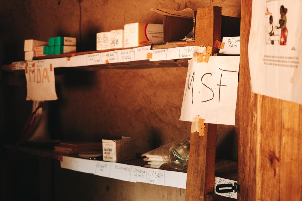 Détail de la pharmacie du poste de santé de Baliguini soutenu par MSF, sur la route entre Bagassou et Bakouma, préfecture de Mbomou, mars 2023. 