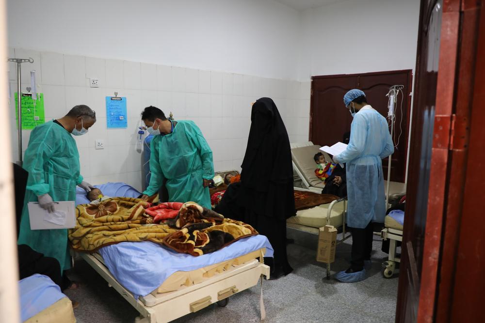 Des médecins s&#039;occupent des patients atteints de rougeole dans le centre d&#039;isolement de l&#039;hôpital central de Rada&#039;a à Al Bayda. 