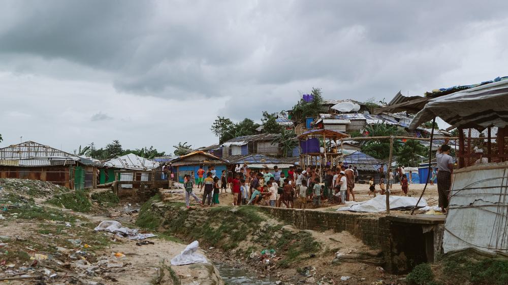 Des jeunes jouent dans les camps. Six ans après l'exode du Myanmar, beaucoup d'enfants ont grandi en ne connaissant que la vie dans les camps et n'ont que peu d'opportunités. 