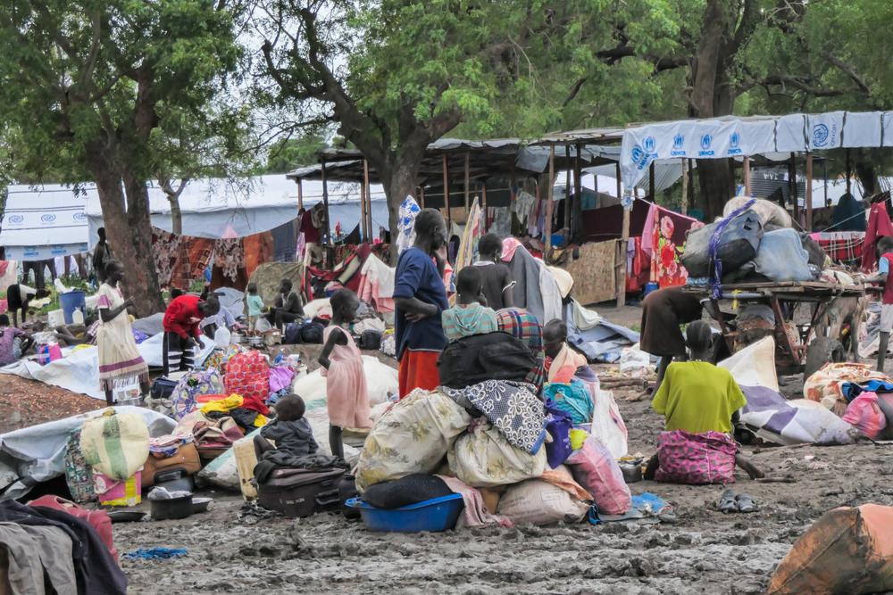 Des hommes, des femmes et des enfants nouvellement arrivés du Soudan sont vus avec leurs affaires au camp de transit de Bulukat à Malakal, dans l&#039;État du Haut-Nil, au Sud-Soudan. 