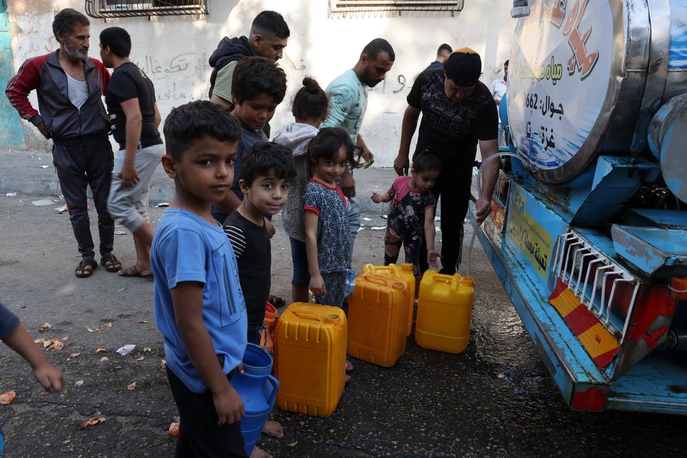La population de Gaza cherche de l&#039;eau dans des camions-citernes après la coupure totale de l&#039;eau et de l&#039;électricité. 