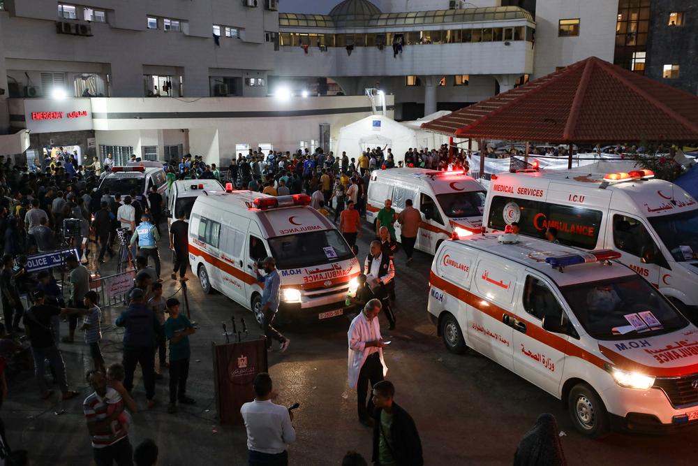 Des ambulances transportant des victimes de frappes israéliennes se pressent à l'entrée du service des urgences de l'hôpital Al-Shifa. Gaza, Palestine, 15 octobre 2023. 