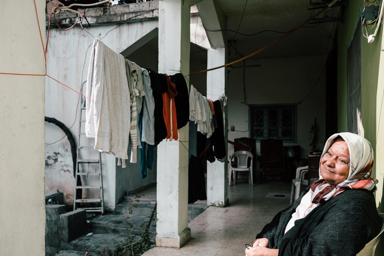 Fatima est assise devant la maison de ses beaux-parents, où elle vit avec son mari et sa fille unique, à Hermel, dans le nord de la vallée de la Bekaa. Liban, décembre 2020. 