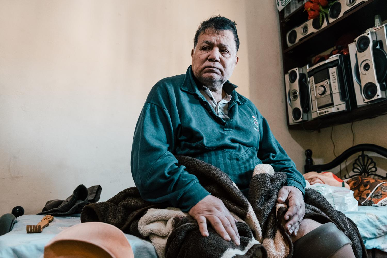 Tawfik est assis dans sa chambre, dans le camp de Chatila, dans le sud de Beyrouth. Liban, décembre 2020. 