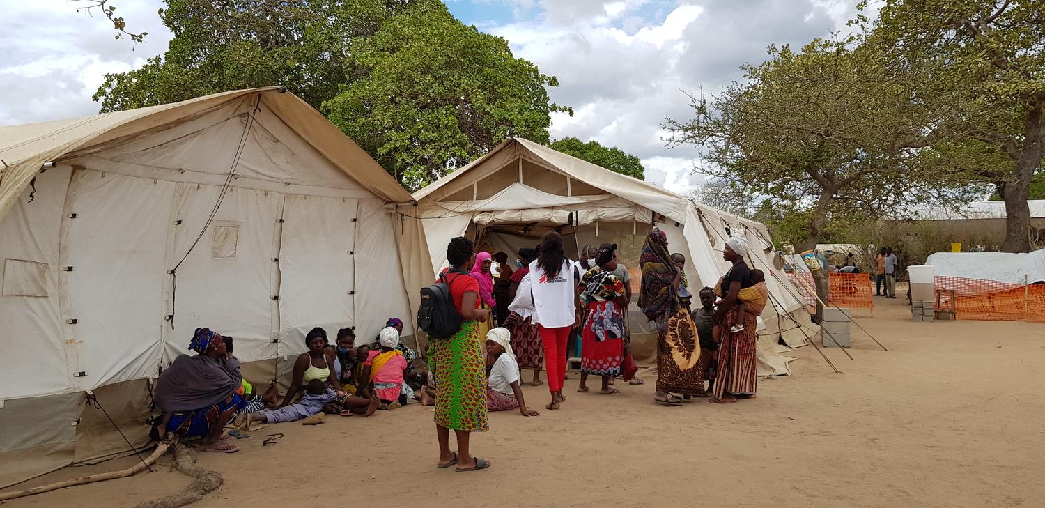 Displaced people line up outside MSF&#039;s clinic in the 25 de Junho displaced person&#039;s camp, having fled violence in Cabo Delgado. Mozambique, December 2020. 