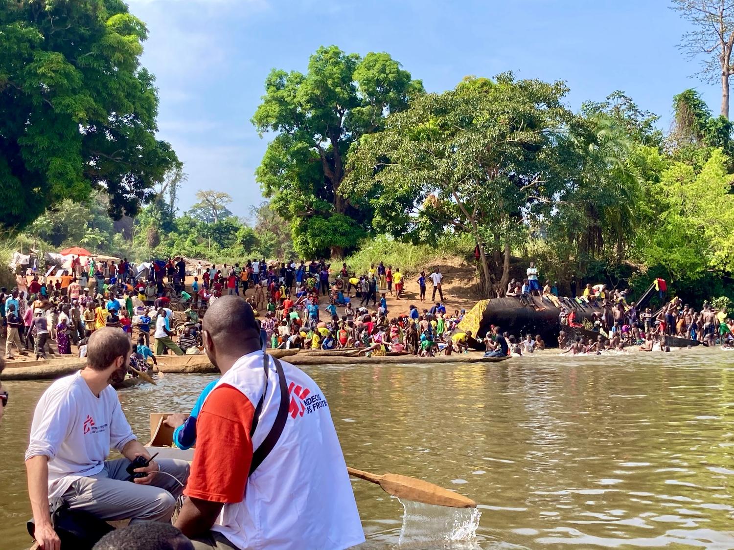 Une équipe MSF traverse la rivière Mbomou pour atteindre Ndu, en RDC, où des milliers de personnes ont fui la ville de Bangassou en RCA lors de l’offensive du 3 janvier. 