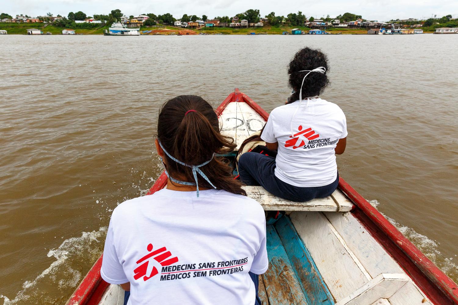 Un médecin et un travailleur de la santé MSF traversent un lac à Tefé dans l&#039;État d&#039;Amazonas au Brésil, pour mener des activités de promotion de la santé dans le cadre de la réponse à la pandémie de Covid-19. Décembre 2020. 