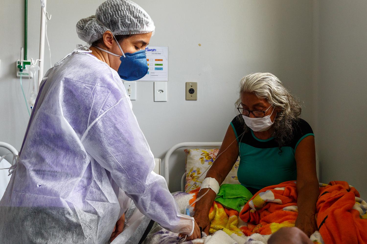 Un médecin MSF en consultation avec une patiente atteinte du Covid-19 à l&#039;hôpital de Tefé, dans l&#039;État d&#039;Amazonas au Brésil. Décembre 2020. 
