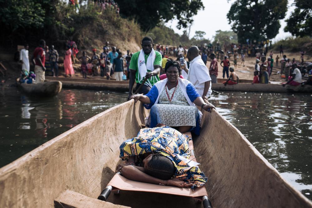 Amatou, sur le point d&#039;accoucher, est amenée par Odette, une sage-femme travaillant dans le petit centre de santé de Ndu, en RDC, de l&#039;autre côté de la rivière Mbomou. 