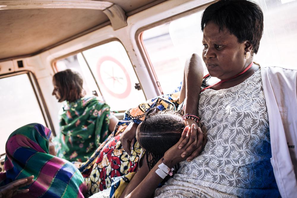 Amatou enceinte, accompagnée par Odette, sage-femme, prises par l’ambulance de MSF jusqu’à l’hôpital universitaire, où nos équipes assurent la prise en charge des cas graves. 
