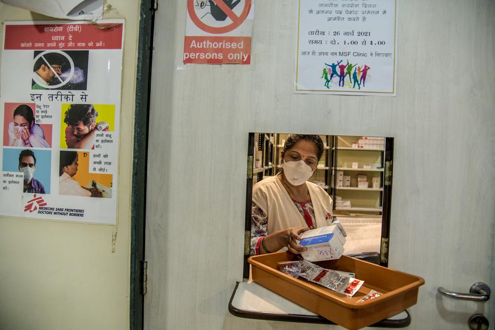 Pharmacien MSF délivrant un traitement contre la tuberculose à base de Bedaquiline et de Delamanid Clinique indépendante MSF, Mumbai, Inde. Mars 2021 