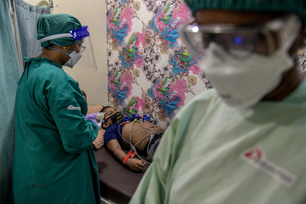 Infirmière MSF effectuant un ECG (électrocardiogramme) sur un enfant de sexe masculin de neuf ans atteint de XDRTB + EPTB à la clinique indépendante MSF de Mumbai (Inde). Mars 2021 