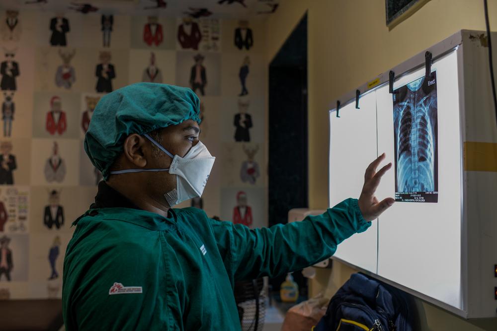 Médecin MSF interprétant la radiographie du thorax d&#039;une jeune fille de six ans atteinte de tuberculose multirésistante. Mars 2021 