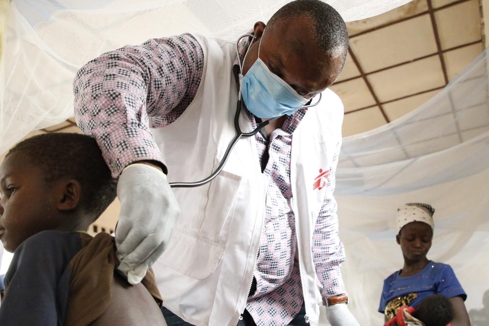 Théophile, médecin de l&#039;équipe d&#039;urgence de MSF, examine un enfant atteint de rougeole à l&#039;hôpital général de référence de Bosobolo. 