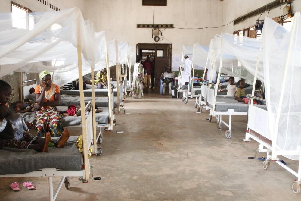 Vue de la salle des patients atteints de rougeole à l&#039;hôpital général de référence de Bosobolo en RDC. 