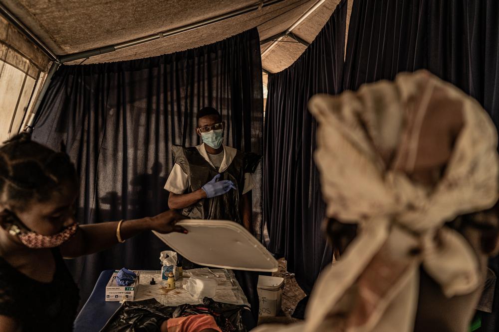 Joel, travailleur de terrain MSF, consulte à l&#039;intérieur d&#039;une clinique mobile installée dans le camp de Nicuapa pour les personnes déplacées dans la province de Cabo Delgado, au nord du Mozambique. 