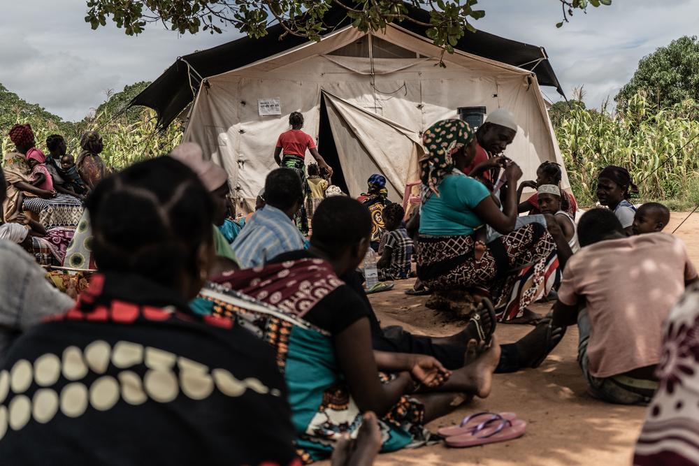 Des personnes déplacées fuyant le conflit armé à Cabo Delgado au Mozambique, attendent d&#039;être vus par une équipe médicale de la clinique mobile MSF sur le site de réaffectation de Nicuapa. 