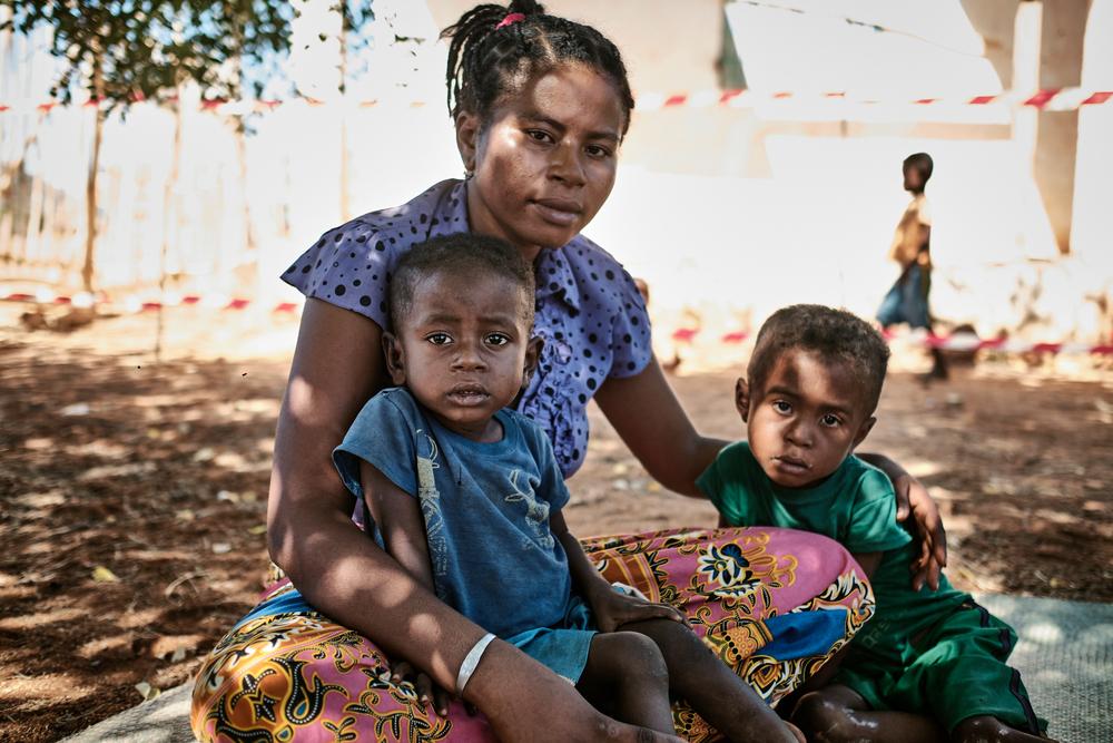 Mize Soafinoro a marché trois heures pour emmener ses deux fils, Christian et Christophe, à la clinique mobile MSF installée dans le village de Ranobe. 