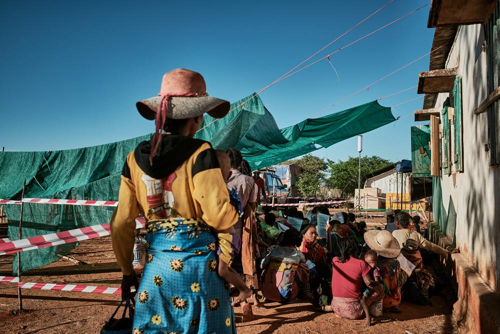 Les premières familles arrivent très tôt à la clinique mobile MSF installée dans le village de Ranobe. Elles ont parfois marché des heures pour venir. District d&#039;Amboasary. Madagascar. Avril 2021. 