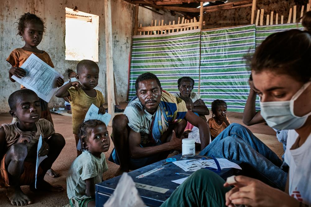 Maraignavy s'est rendu à la clinique mobile MSF de Ranobe avec ses cinq enfants pour une consultation médicale. Tous ses enfants souffrent de malnutrition. Madagascar, district d'Amboasary. Avril 2021.  