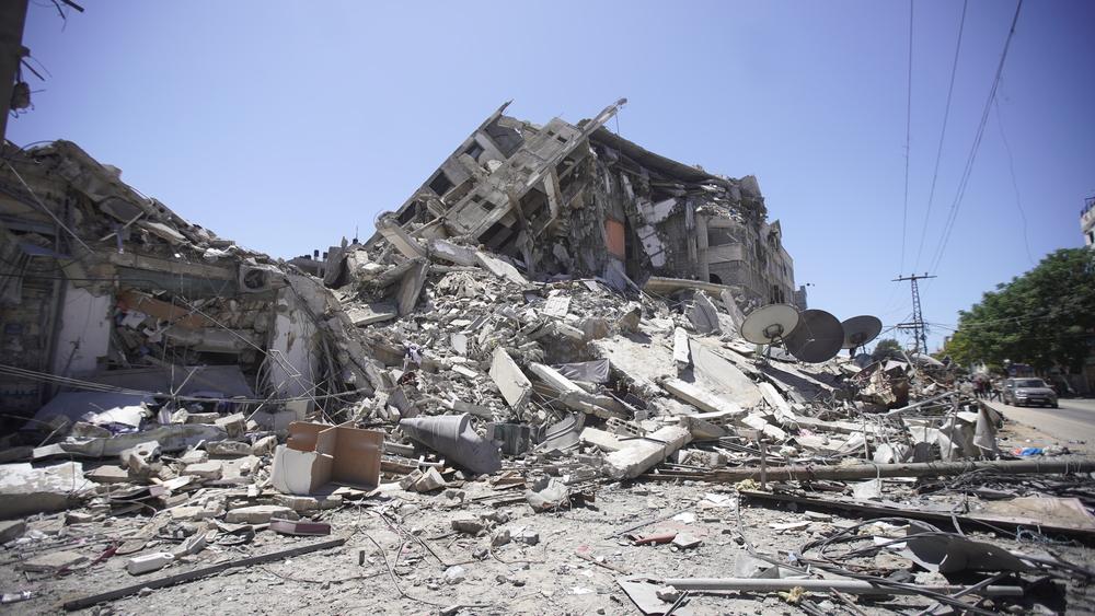 La tour Al-Shorouq à Gaza s&#039;effondre après une frappe aérienne israélienne. 