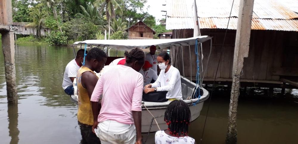 L'équipe MSF lors d'une intervention médico-humanitaire auprès des populations déplacées dans la région de Roberto Payán, dans le département de Nariño en Colombie. 