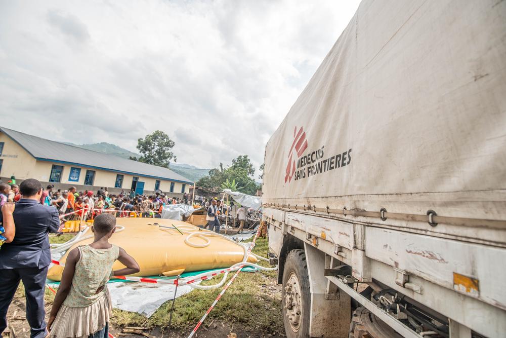 Distribution d&#039;eau à Sake, Nord-Kivu, en RDC suite à l&#039;éruption du volcan Nyiragongo. 