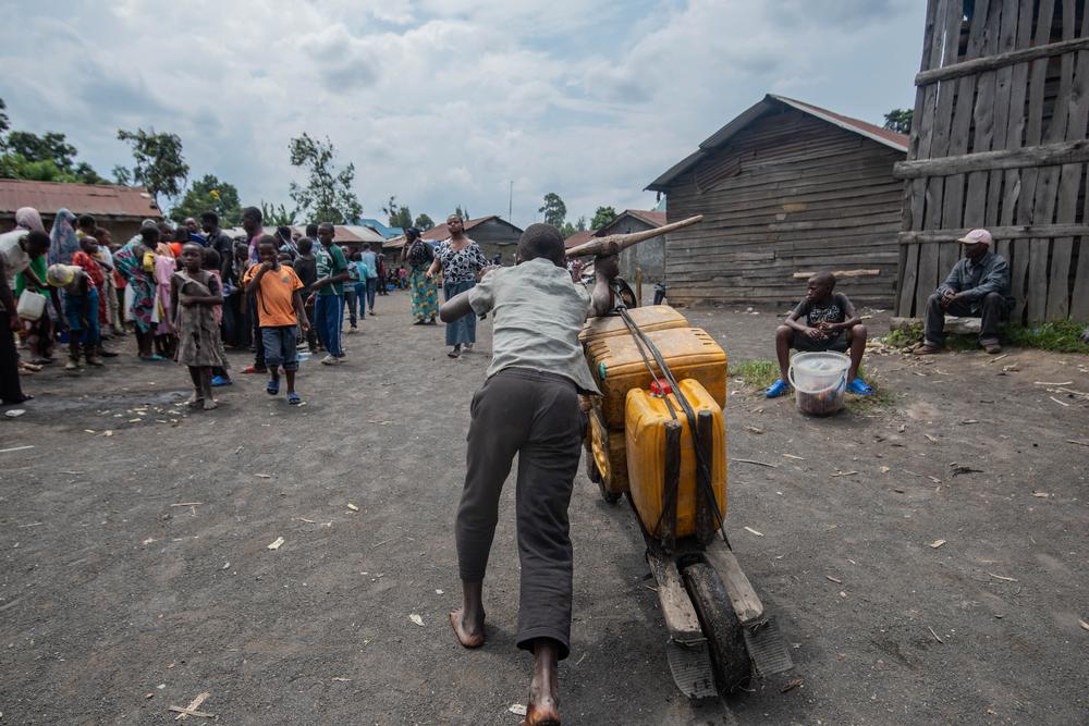 Distribution d'eau à Sake, Nord-Kivu, en RDC suite à l'éruption du volcan Nyiragongo. 