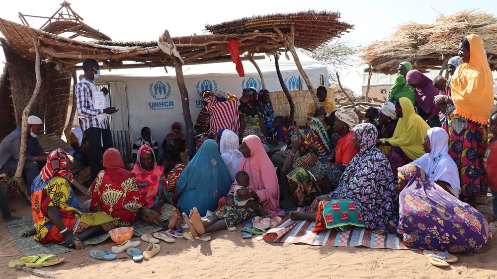 Un promoteur de santé MSF éduque les femmes sur les questions liées à leur santé sur un site pour personnes déplacées à Gorom Gorom, dans la région du Sahel au Burkina Faso. 