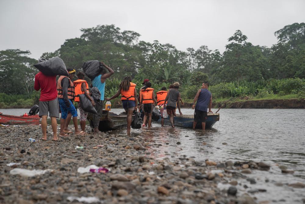 Le seul moyen de transférer les migrants depuis Bajo Chiquito pendant la saison des pluies est le canoë, avec une capacité d&#039;environ 13-15 personnes par bateau. 