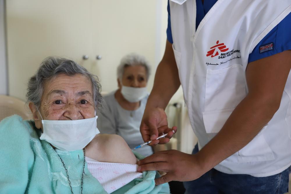 Une femme âgée est vaccinée contre le COVID-19 par un membre de l&#039;équipe mobile de vaccination de MSF dans une maison de retraite à Shayle (Mont Liban). Juin 2021. 