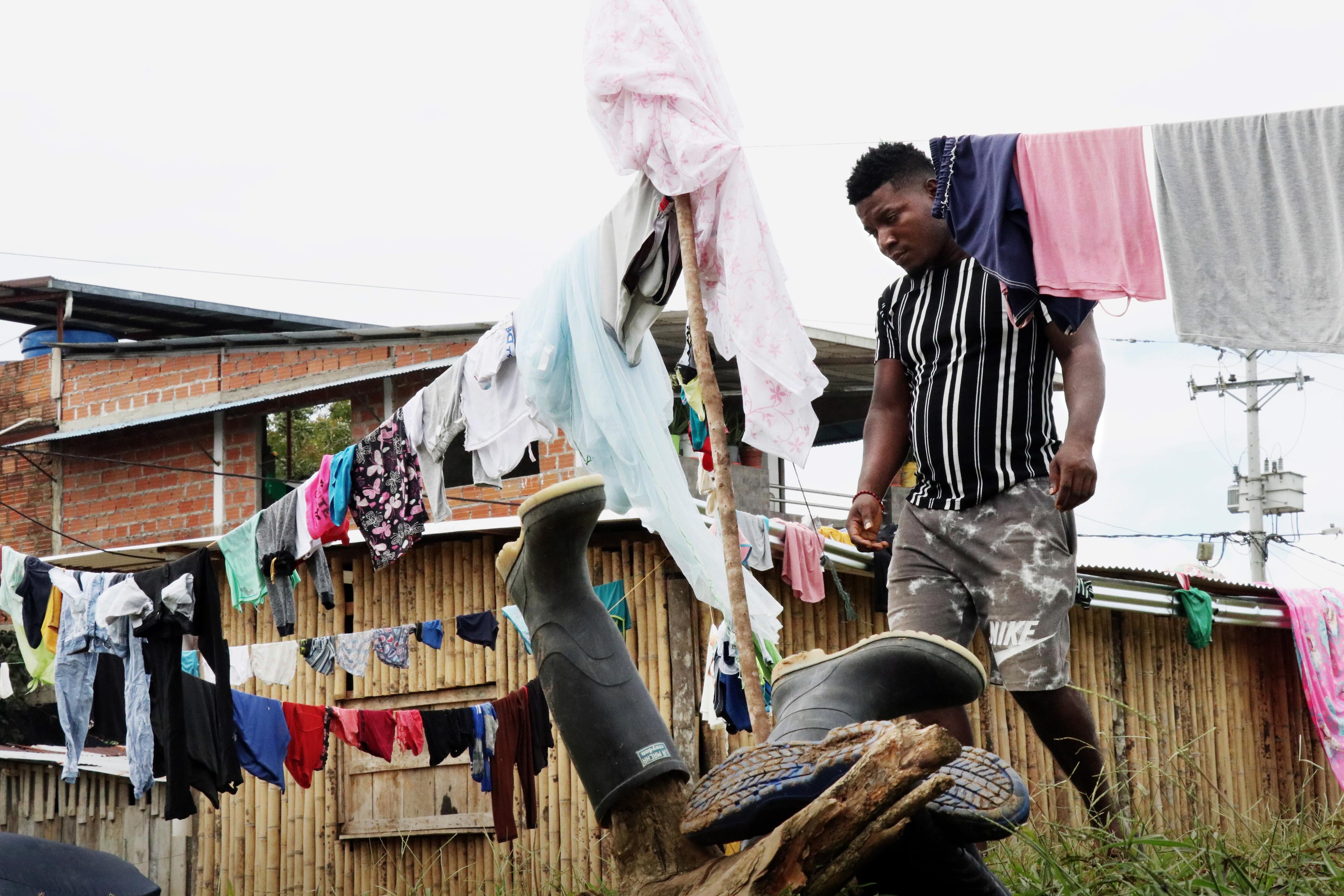 Les milliers de personnes déplacées qui sont arrivées à Roberto Payán ont rangé leurs affaires, comme des vêtements, dans la rue. 