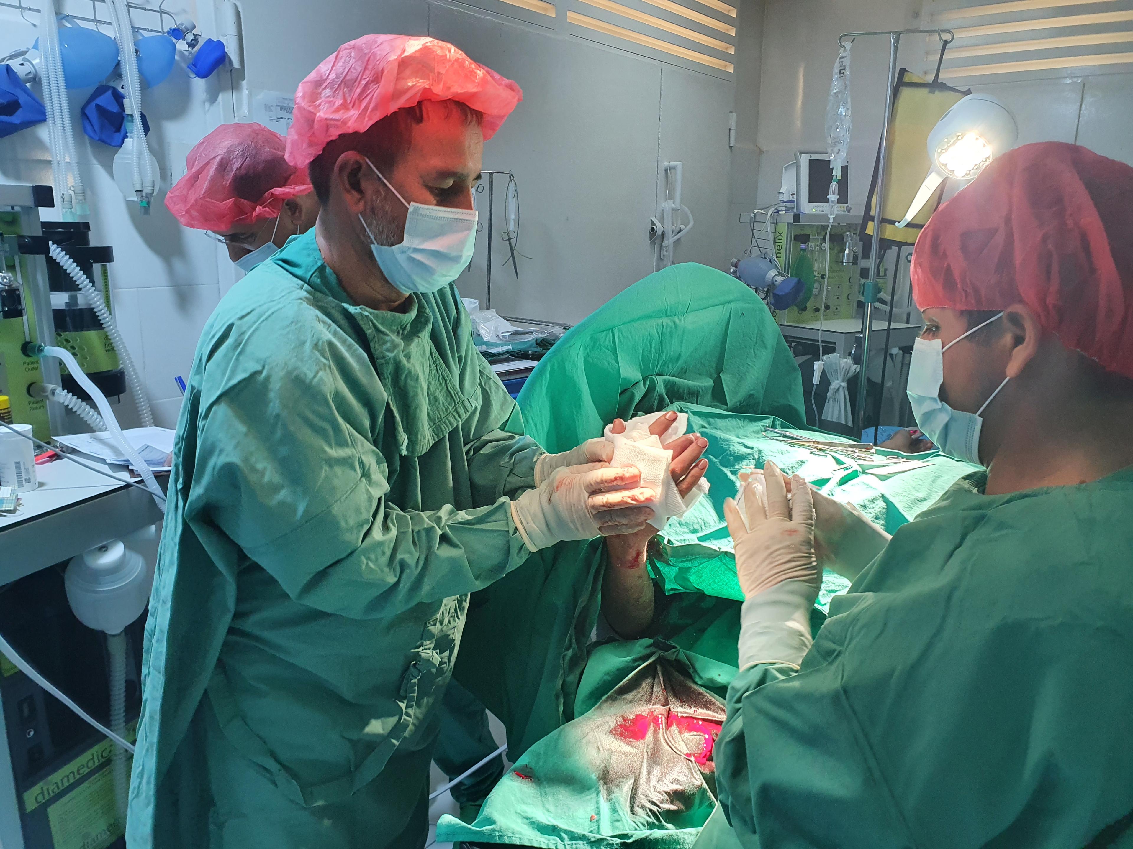 Dans un climat d'incertitude, les hôpitaux restent pleins en Afghanistan 