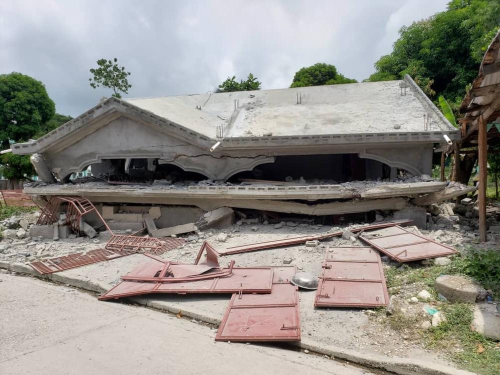 Une maison détruite par le tremblement de terre le matin du 14 août près du projet de santé sexuelle et reproductive de MSF à Port-à-Piment. 