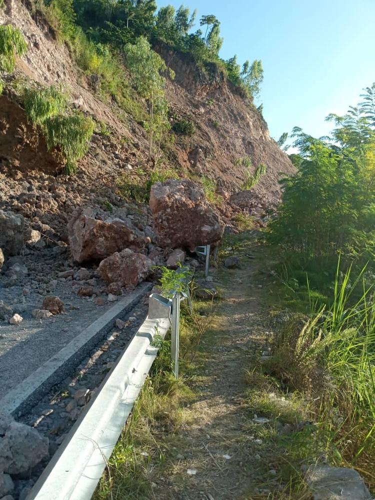 Les infrastructures, notamment les routes et les ponts, ont été endommagées, ce qui rend plus difficile l&#039;accès des secours locaux aux populations isolées. Ici, un glissement de terrain sur la route reliant Les Cayes à Jérémie. 