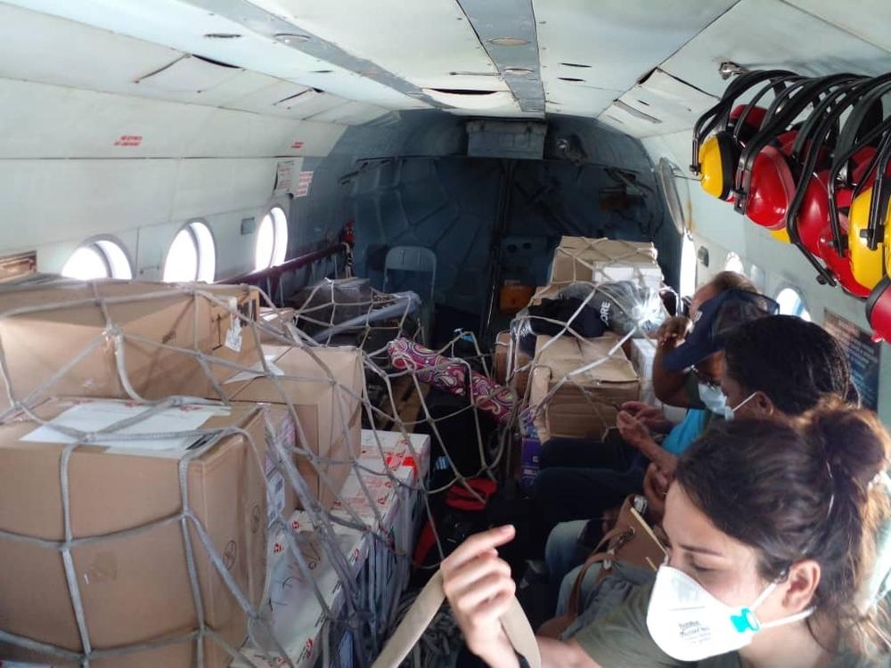 Une équipe d&#039;urgence MSF se rend de Port-au-Prince à Grand Anse en hélicoptère avec du matériel médical et humanitaire.  