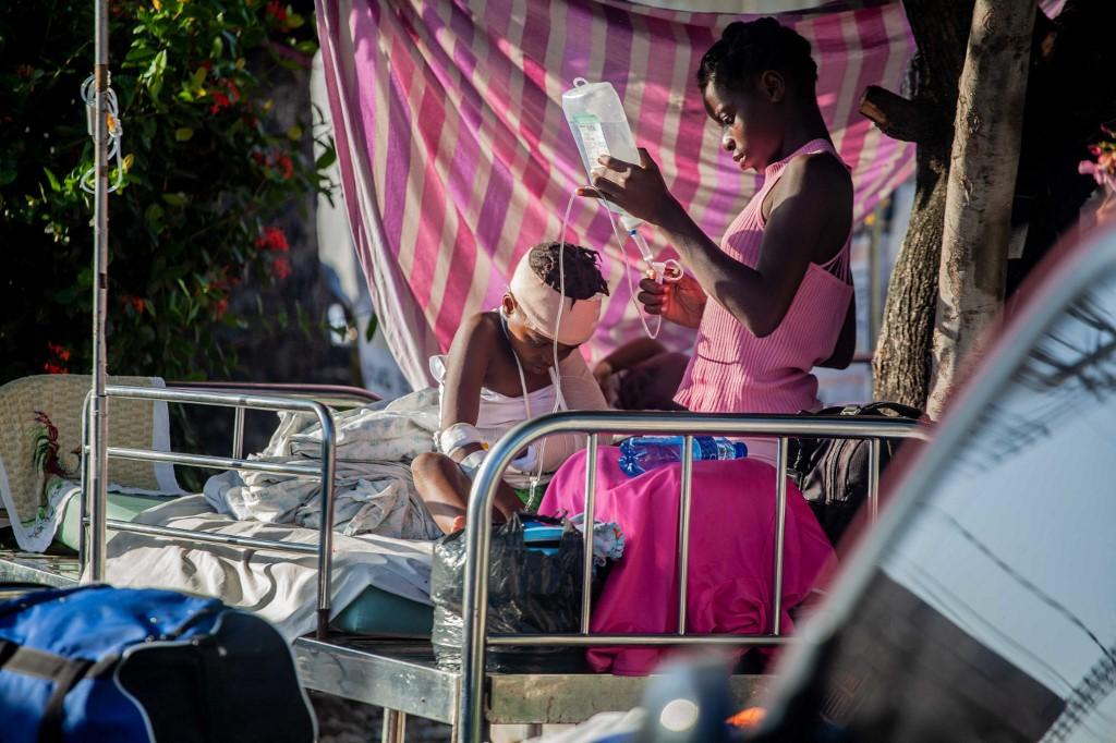 Un garçon est soigné à l'extérieur de l'hôpital général des Cayes, après le seisme le 15 août 2021 aux Cayes, en Haïti. 
