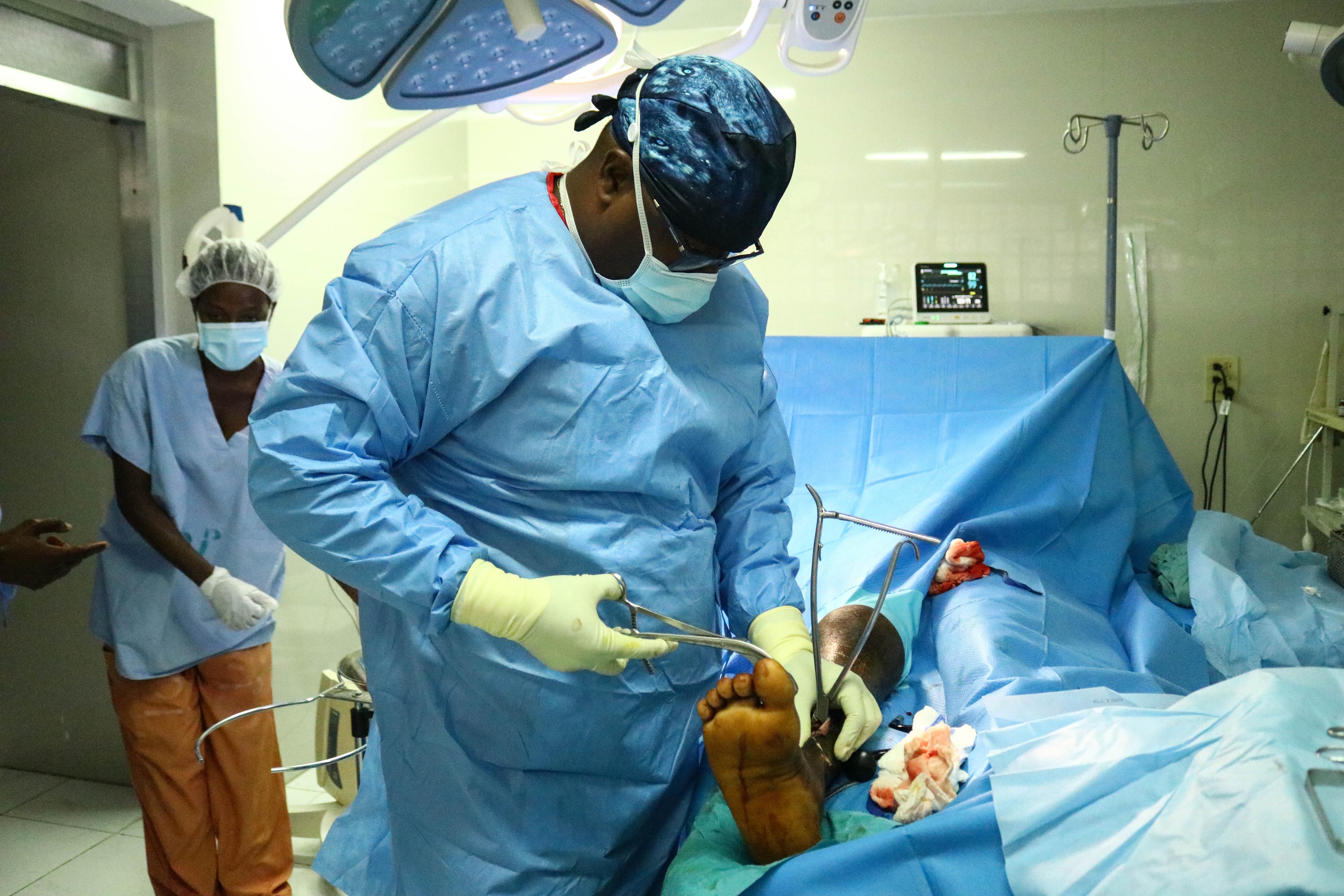 Xavier Kernizan, chirurgien orthopédique MSF, dans la salle d'opération de l'hôpital Saint Antoine de Jérémie. En moins d'une semaine, l'équipe chirurgicale de MSF a traité 54 patients pour des blessures dues au tremblement de terre, dont beaucoup viennent de la région environnante. 