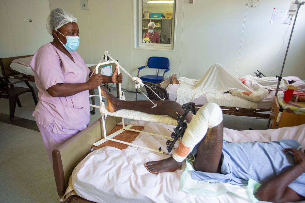 Une infirmière de l&#039;hôpital de Tabarre soigne un patient blessé lors du tremblement de terre dans la région sud d&#039;Haïti. Il s&#039;est cassé le pied. 