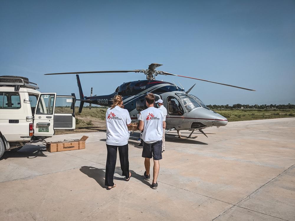 Le matériel de MSF est chargé dans un hélicoptère à Port-au-Prince pour être transporté aux Cayes, dans le département du Sud, où MSF répond au tremblement de terre. 