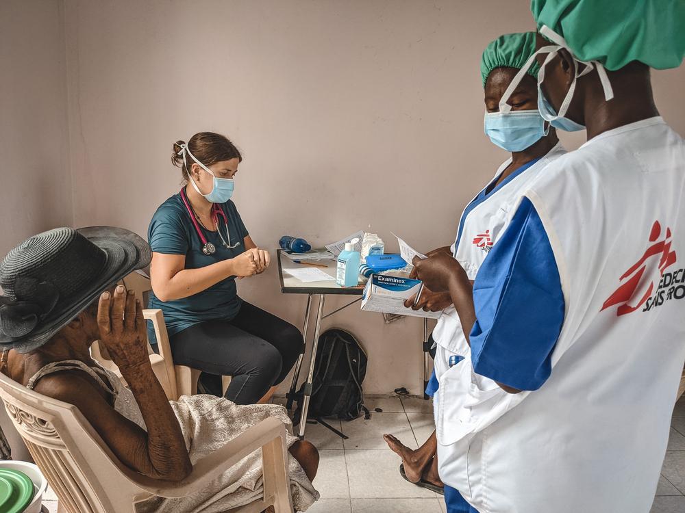 Une clinique mobile MSF fournit des services de soins de santé primaire et mentale aux personnes séjournant dans un camp informel de déplacés internes aux Cayes, appelé Papa Numa. Septembre 2021.
