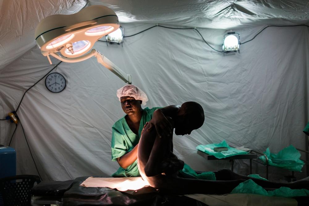Un membre du personnel médical de MSF prépare Per Chan (60 ans) pour une intervention chirurgicale dans le service de chirurgie de l&#039;hôpital MSF de Lankie. 