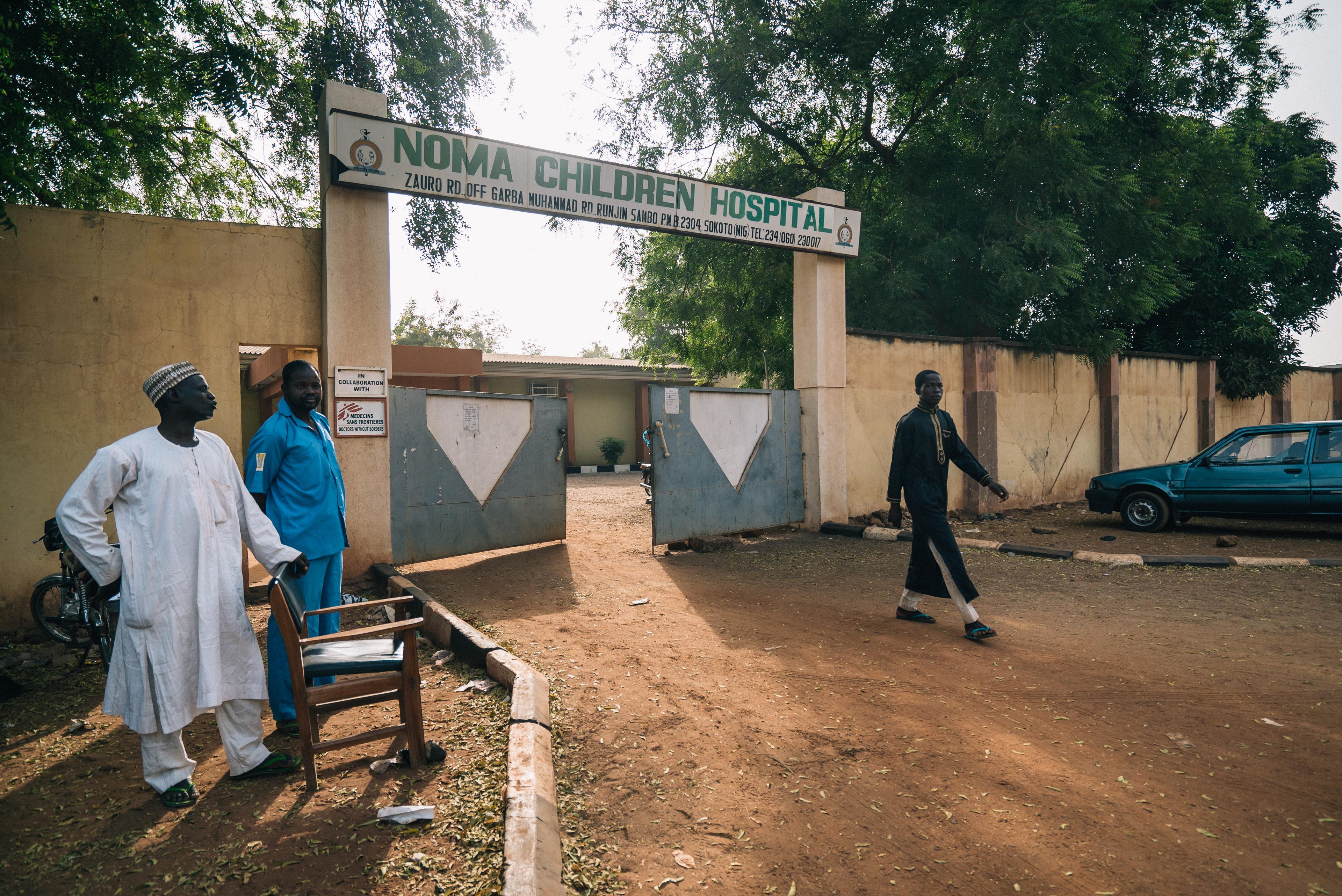 L'entrée principale de l'hôpital Noma à Sokoto, dans le nord-ouest du Nigeria. Novembre 2016. Nigéria. 