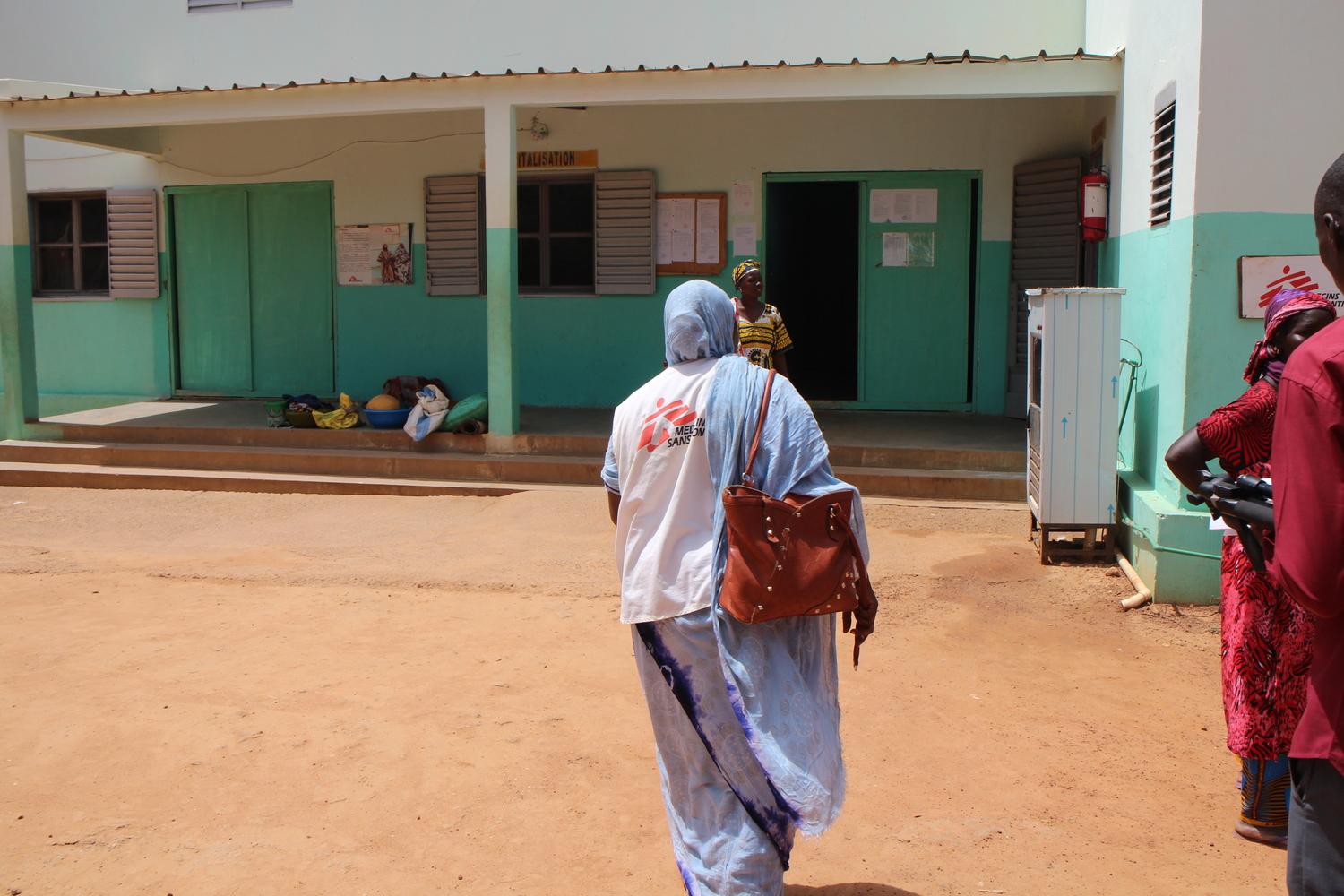 A patient dies after an MSF ambulance is violently detained