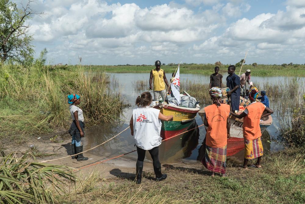 Déchargement des articles du bateau, Chibuabuabua, Savane, dans le district de Dondo. Mozambique. 