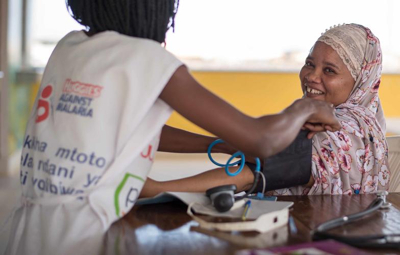 Un membre du personnel MSF effectue des consultations prénatales de dépistage au centre de santé de Mrima au Kenya.