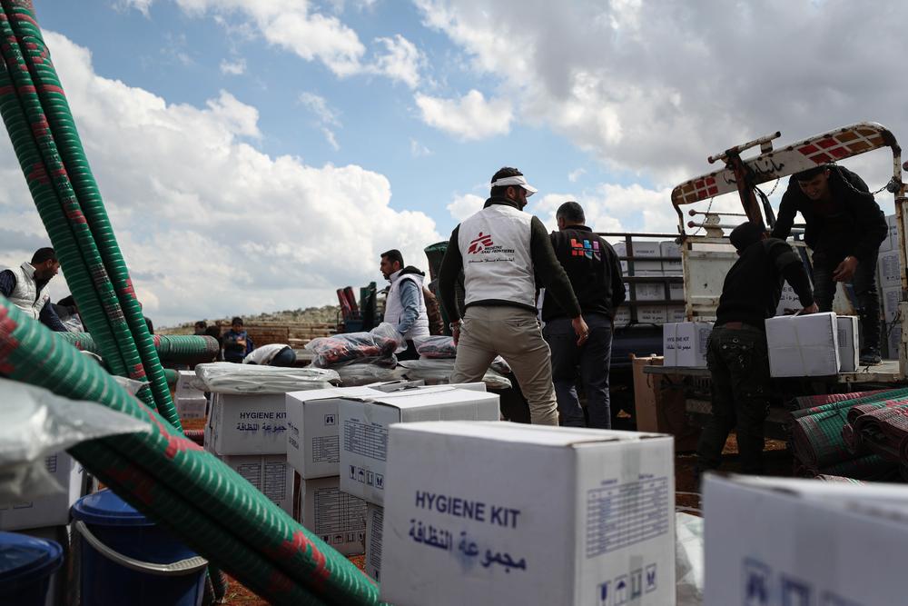 Le 17 mars 2020, une équipe MSF a distribué des articles essentiels tels que des couvertures et des kits d'hygiène dans un camp de personnes déplacées dans le nord-ouest de la Syrie. 