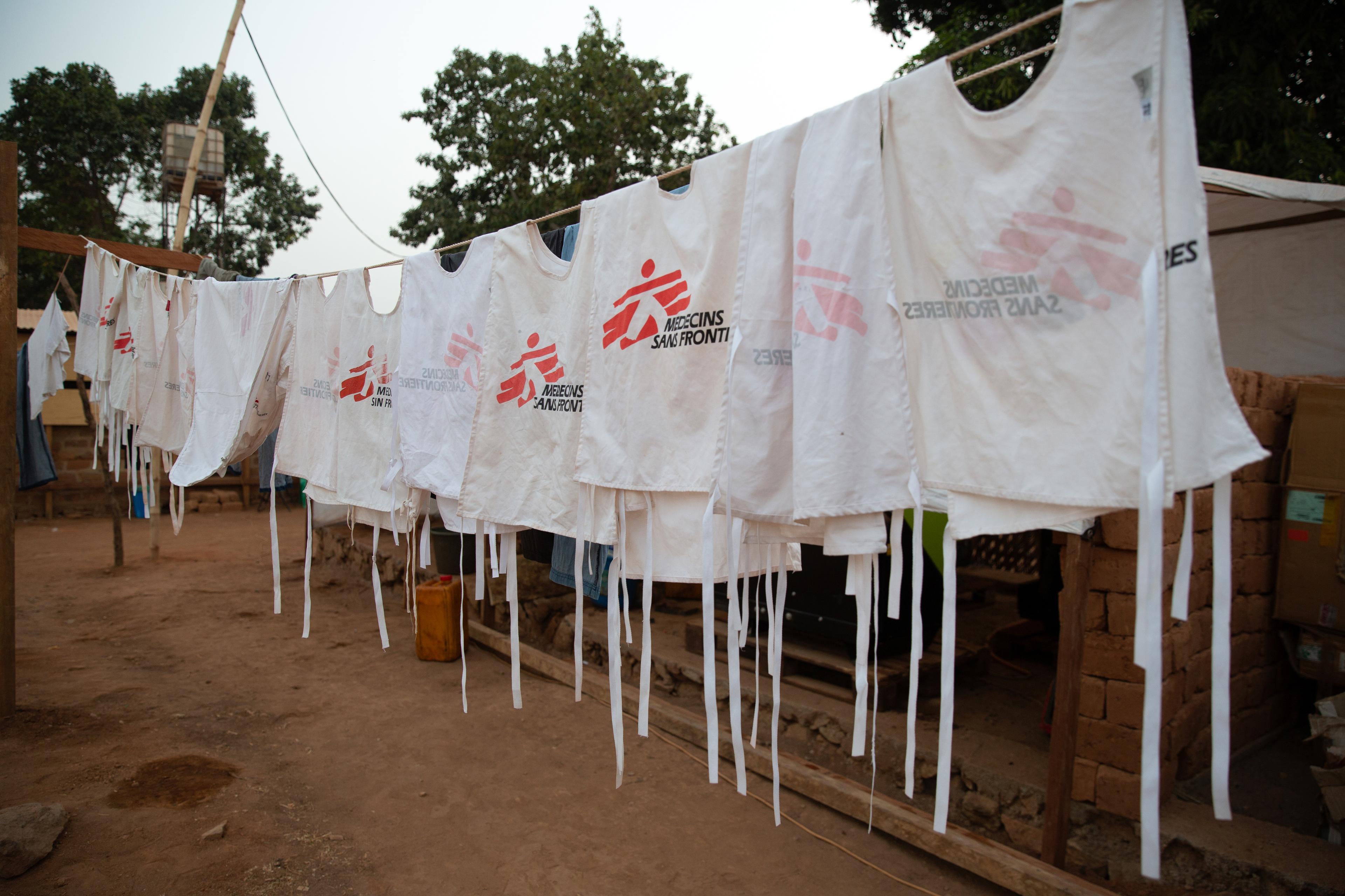 Les gilets du personnel MSF sont suspendus pour sécher sur le site de l'équipe de vaccination d'urgence contre la rougeole à Baboua. Mars 2020. République centrafricaine. 